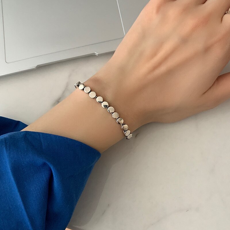 Xiyanike sølvfarvede flade runde perler armbånd til kvinder smykker hip pop fest valentinsdag браслет