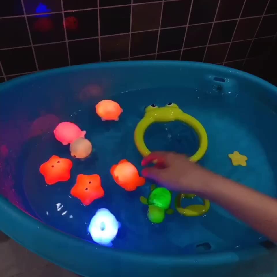 Neue Baby Nette Tiere Bad Spielzeug Schwimmen Wasser Spielzeug Weiche Gummi Float Induktion Leucht Frösche Kinder Waschen Spielen Lustige