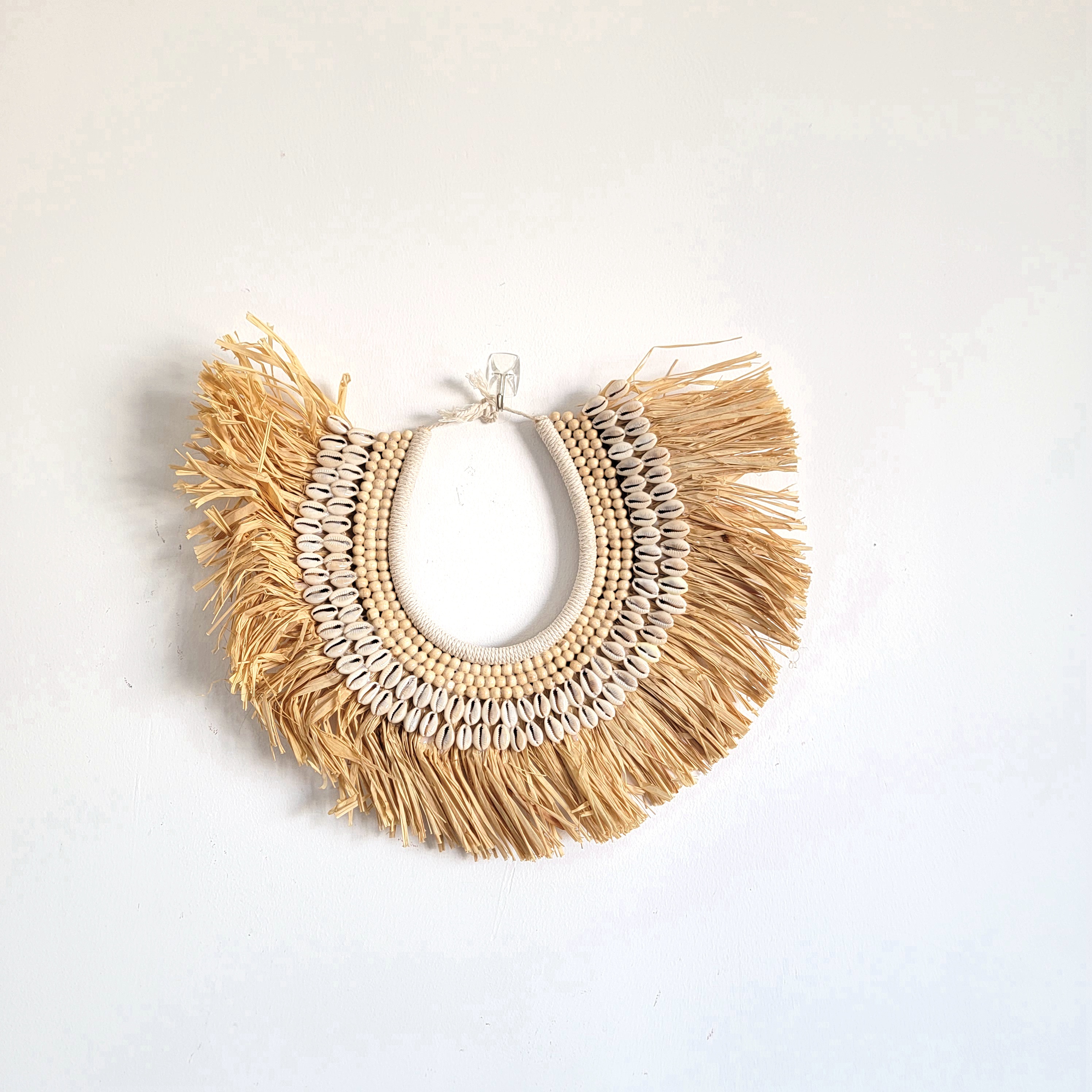 Raffia decoraties - wanddecoratie - raffia decoratie - raffia met schelpen en houten kralen -w39cm, h28cm