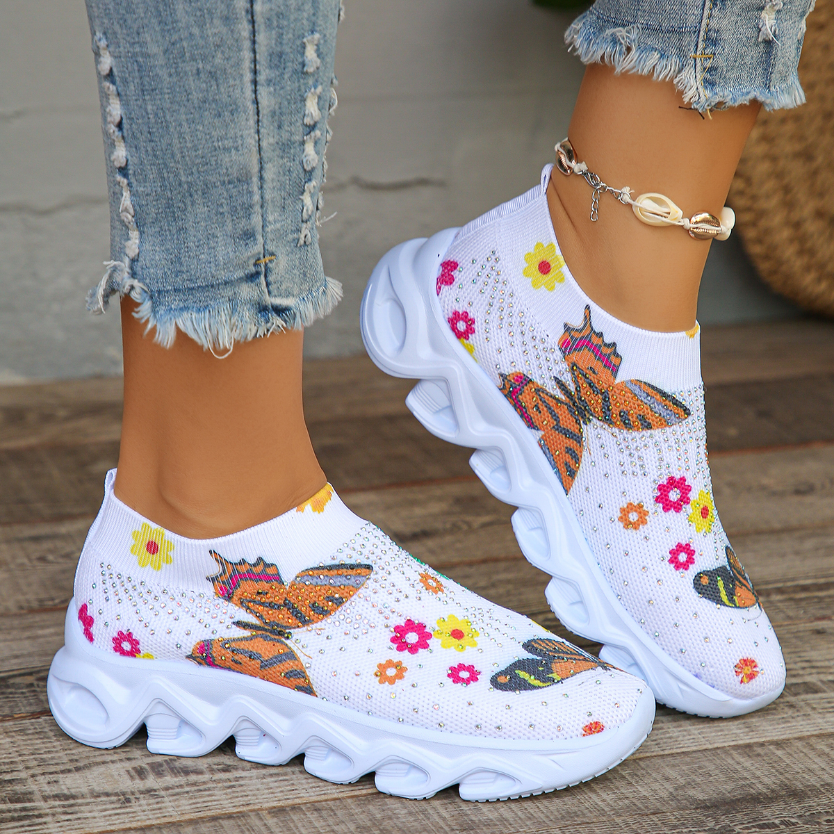 Scarpe da ginnastica lavorate a maglia con farfalla di cristallo moda scarpe da donna estate 2024 mesh traspirante slip on piattaforma appartamenti casual da donna tennis
