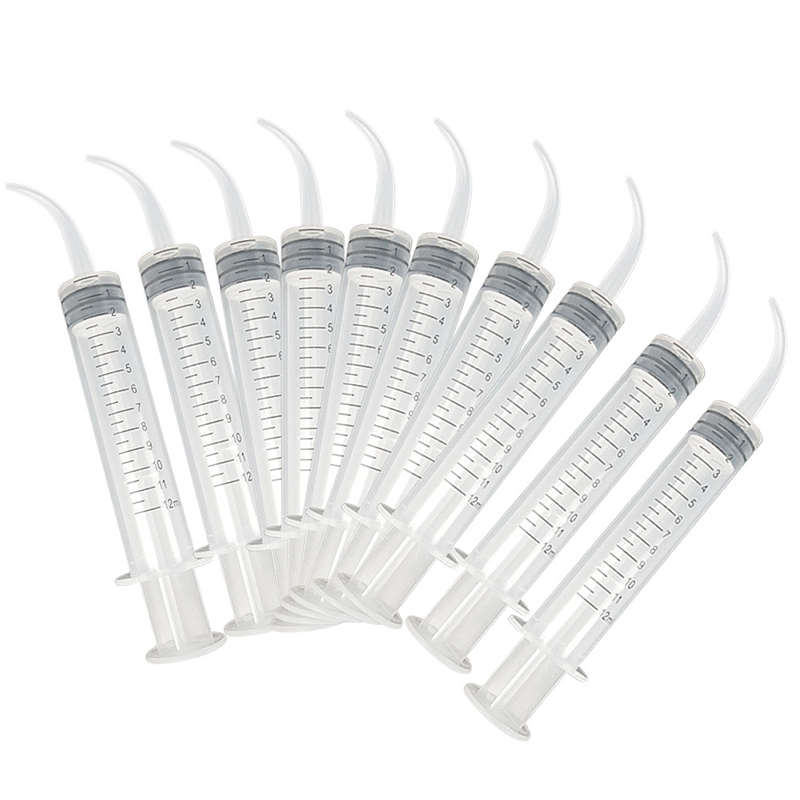 Oorspoelapparaat om de gehoorgang na een piercing te reinigen met absorberend water.