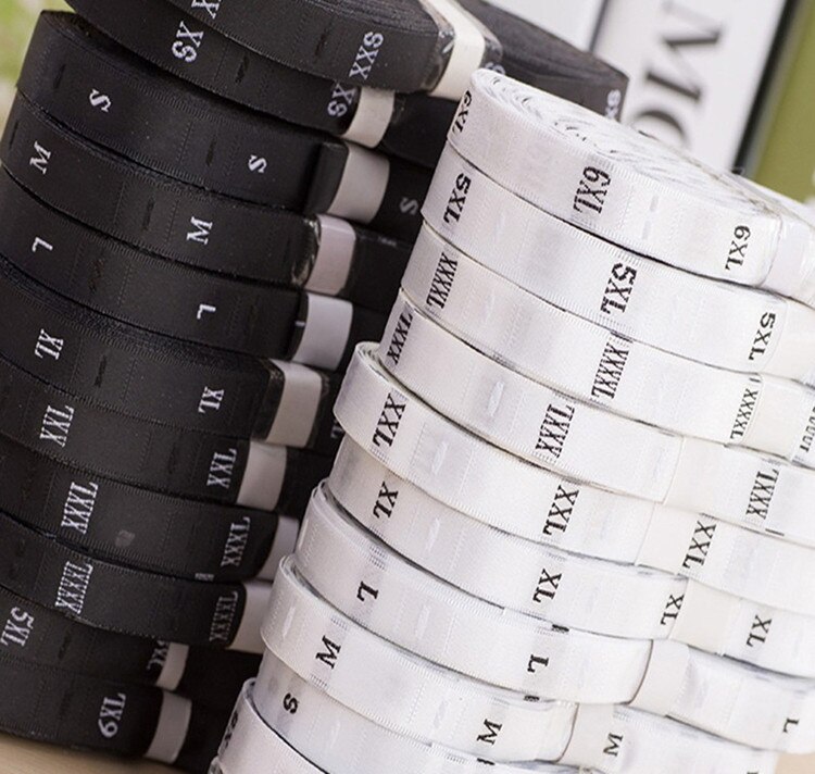 1200 stks (2 rollen) XXS-6XL Zwart Satijn Maat Labels Geborduurd Zwart Maat Tags Babys Kleding Wasbare Care Labels