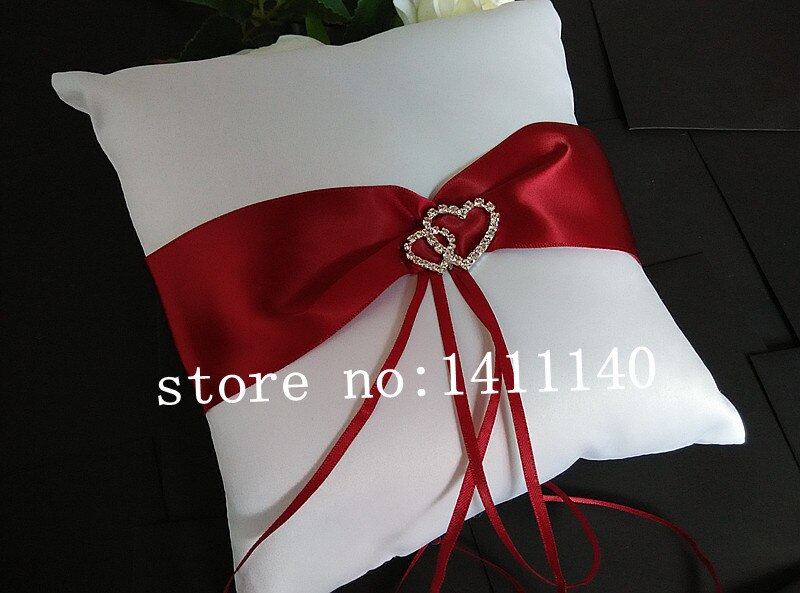 Dubbel diamant hjärta vigselring kudde dekorerad med rött band bröllop favörer