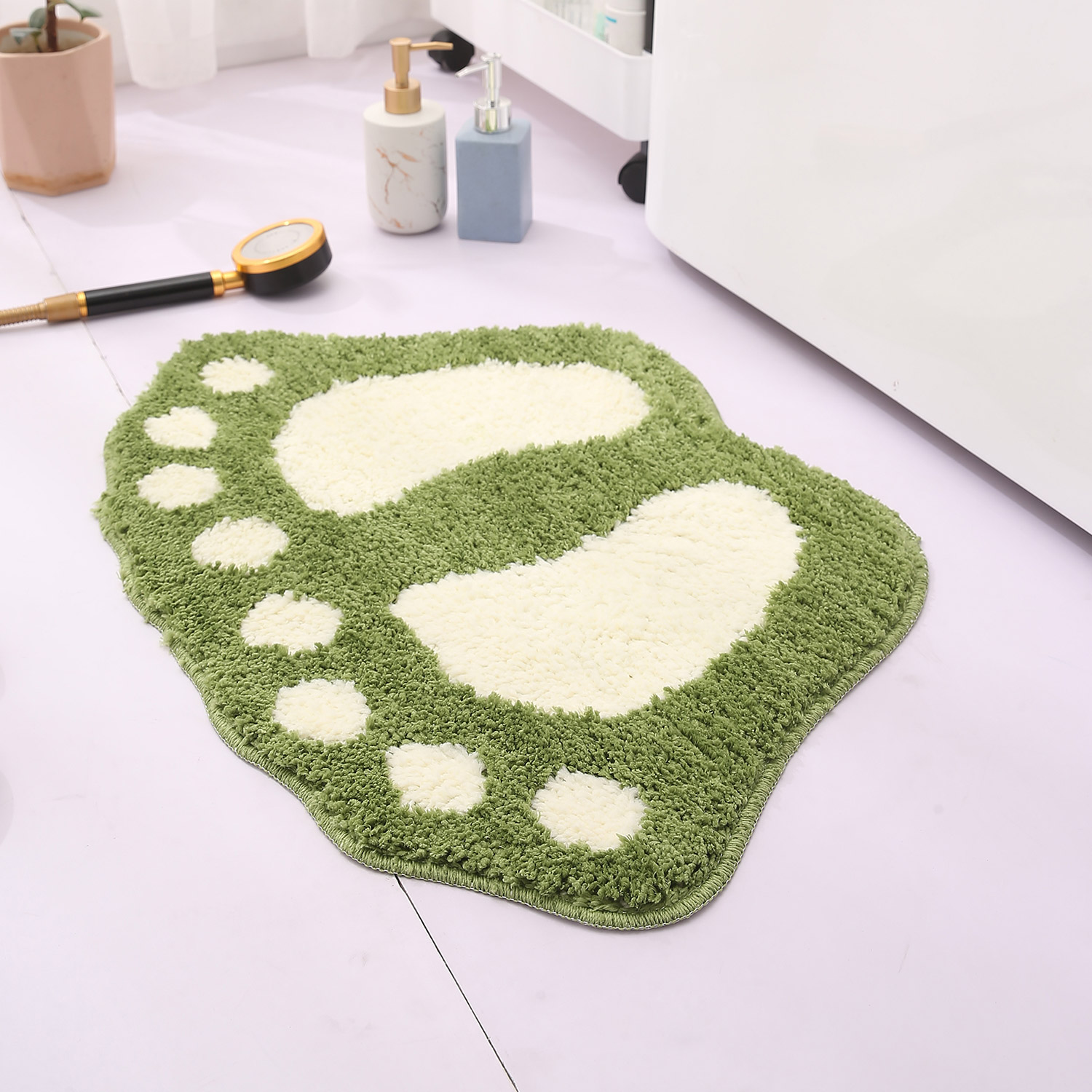 Un petit tapis mignon, moelleux et lavable en machine avec des empreintes. Il peut être utilisé comme tapis antidérapant dans la salle de bain.: Black
