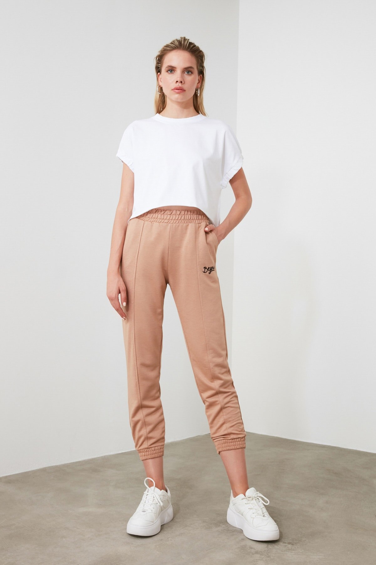 Pantalon de survêtement en tricot brodé Trendyol deuxaw21ea0049: Stone / S