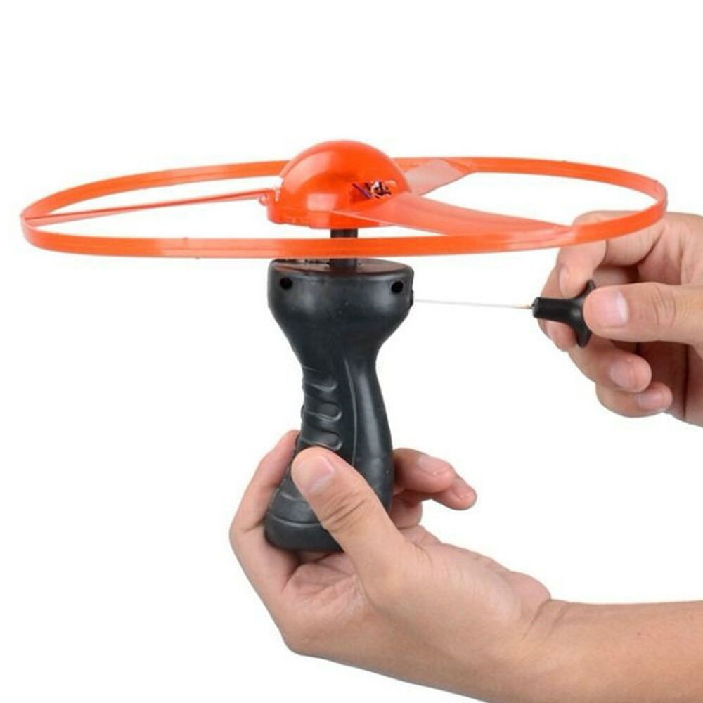 Trekksnor flash tallerken flyvende leketøy for barn barn pull string led lys opp flygende tallerken plate leker utendørs moro &amp; sport