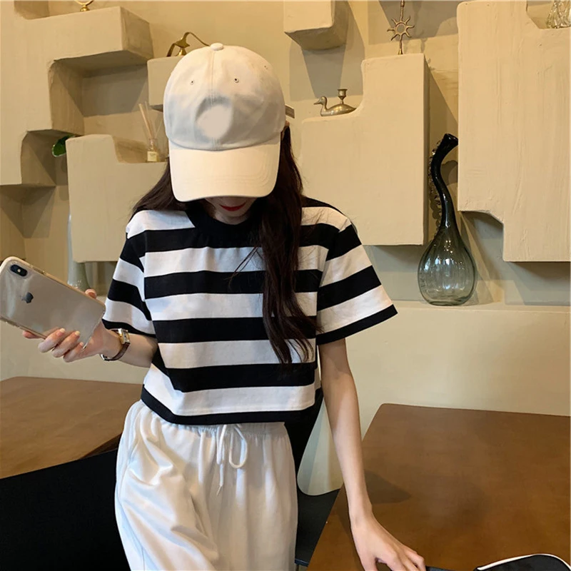 Frauen Schwarz Weiß Gestreiften abgeschnitten oben Koreanische Zusammenstoß Farbe Kurzarm T-Shirt Neue lässig verlieren Alle-Spiel Übergröße Abschläge