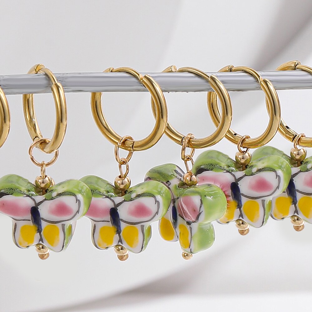 Cuentas de cerámica pintadas con mariposas para mujer, aros de acero inoxidable, círculo pequeño, pendientes encantadores, joyería para 2022