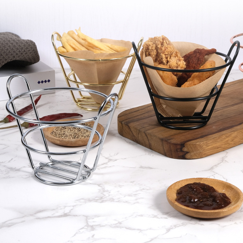 Frietkraam, puntzak, mandje, friethouder met dipschaaltje, puntzak, snack, gefrituurde kip, displayrek, voedselplanken, kom, keukengereedschap