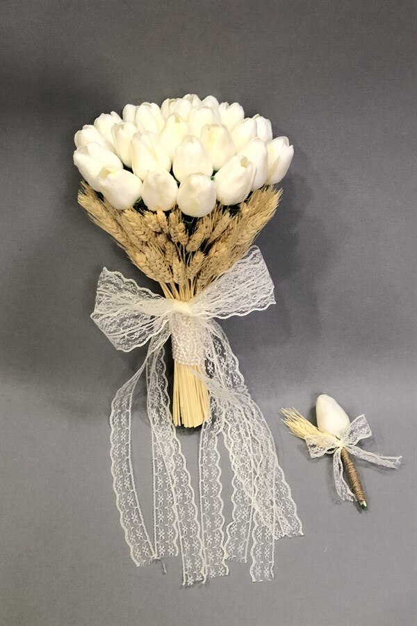Bruidshand en bruidegom corsage met natte tulpen en spikes