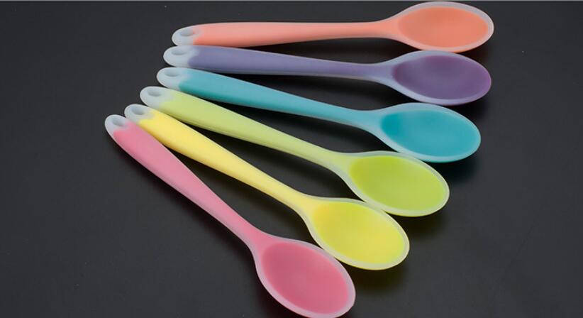Kleurrijke Mini Siliconen Lepel Pollepel Scoop Hittebestendige Lepels Keukengerei Koken Gereedschap Gebruiksvoorwerp Willekeurige Kleur: Random Translucent