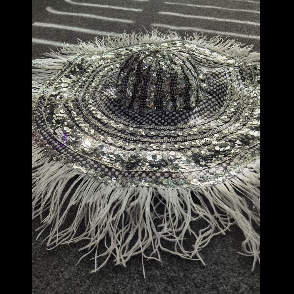 Sombrero de ala grande con pluma de lentejuelas de plata para mujer, sombreros flexibles gorra con visera ancha plegable, accesorios para actuaciones de cantantes