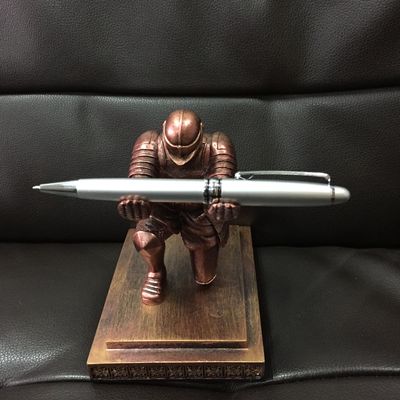Udøvende soldat ridder pen holder, pen holder desktop rustning hero pen holder, papirvarer: Rød