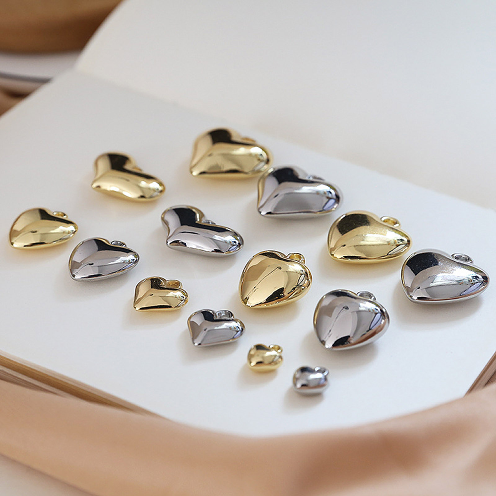 Dijes minimalistas 3D de corazón, colgante de resina de bola de corazón de melocotón chapado brillante para bricolaje, pendientes, collar, fabricación de joyas de , 5 piezas