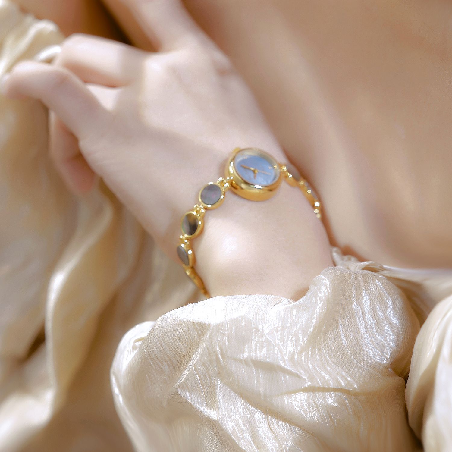 Nieuw in dameshorloges luxe mode schelparmband dame jurk horloge goud kleine wijzerplaat quartz horloge