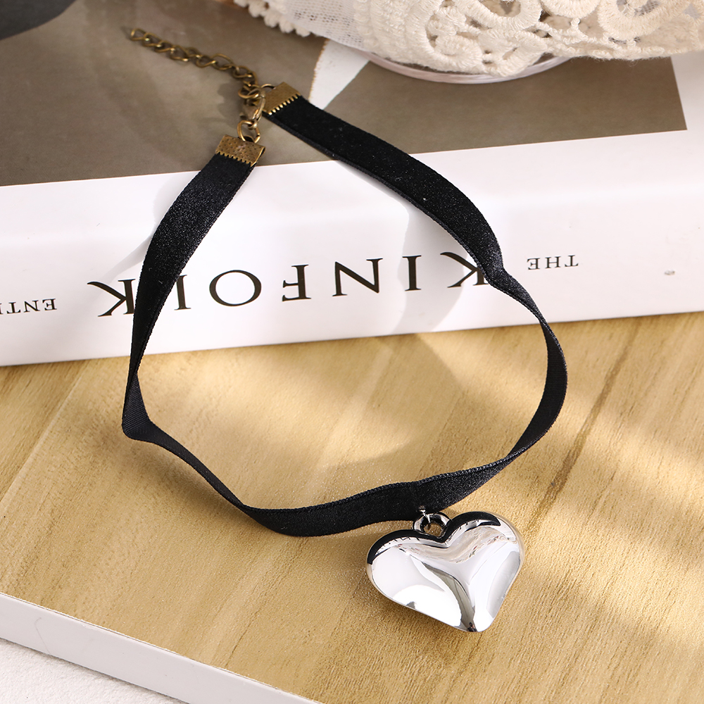 Exaggerated Big Love Heart Pendant Short Choker Necklace for Women Goth Black Velvet Adjustable Chain Valentines Day Wed Jewelry