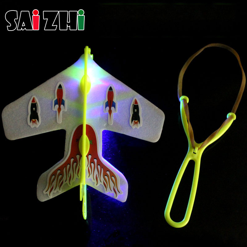 Saizhi 1 stuks led-licht elastisch vliegtuig diy model pijl raket vliegend speelgoed feest  sz2602