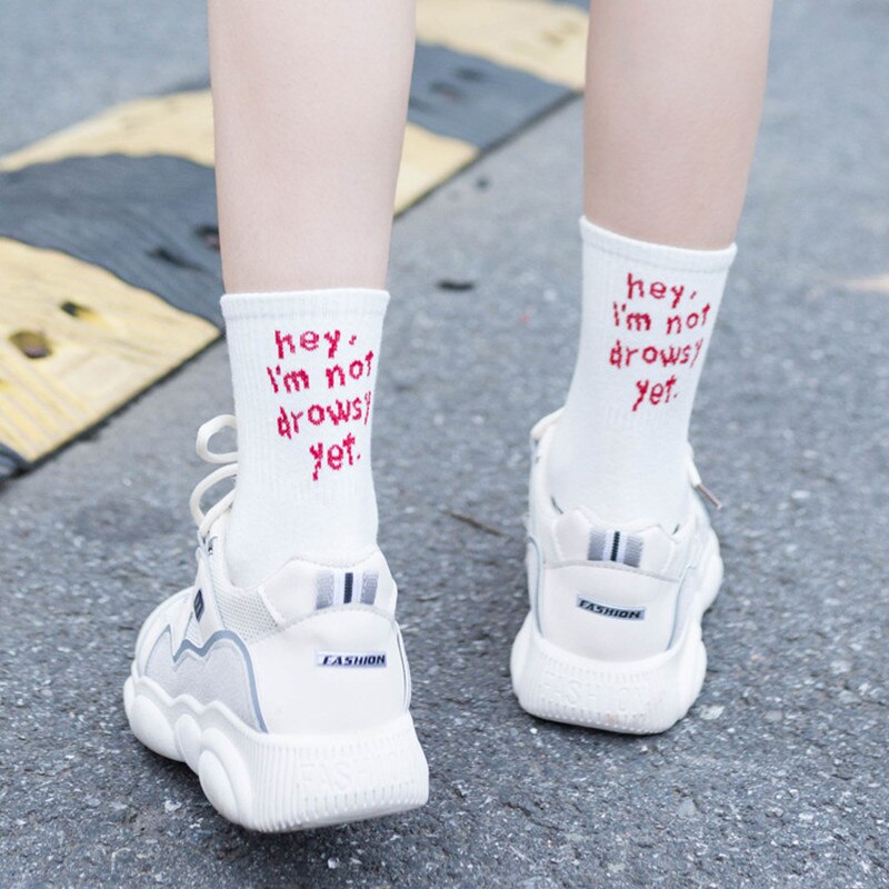 Kvinder sjove halajuku humoristiske ord trykt sokker hæle sokken hip hop street skateboard basket ball sokker unisex crew