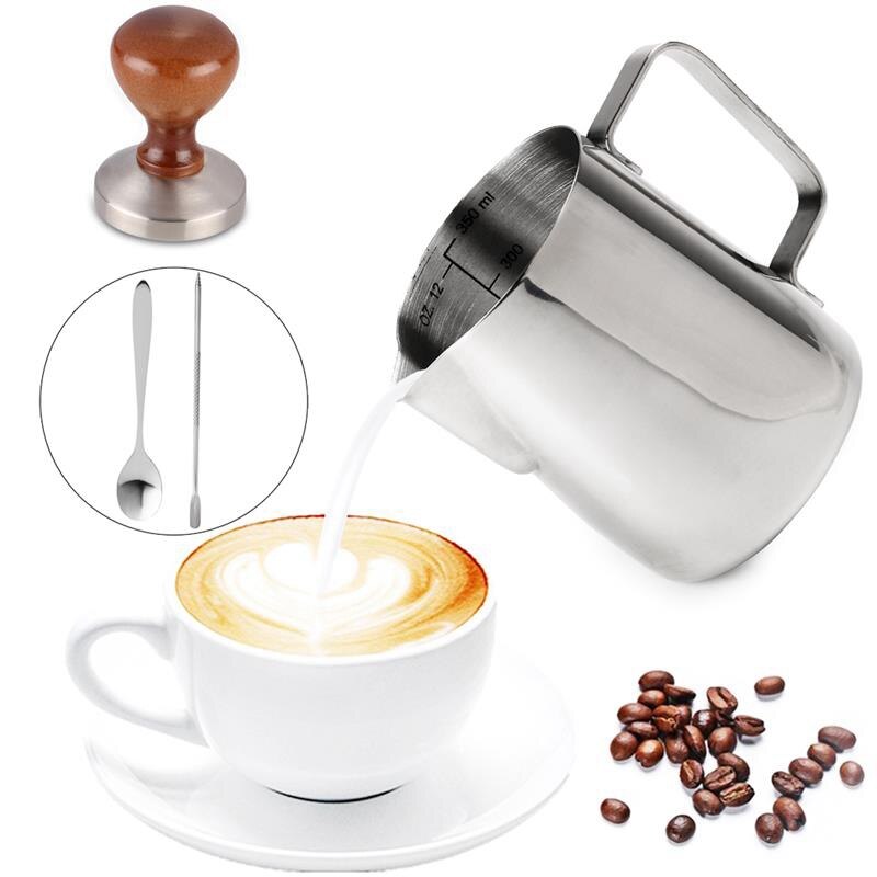 4 stuks koffieaccessoires: 58mm roestvrijstalen koffietampers met 12oz opschuimers, een koffielepel en een latte art-pen