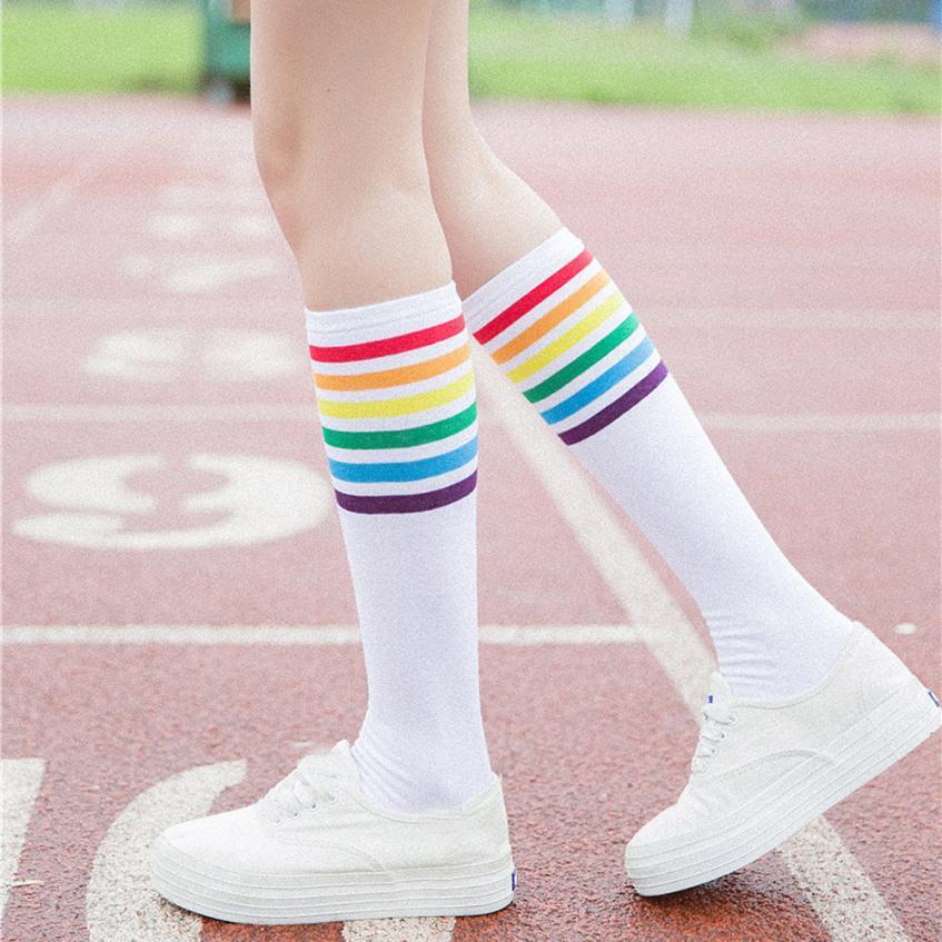 1 par sokker kvinder lange lår regnbue stribede strømper efterår søde kvinder studerende piger farverige striber sort hvide knæstrømper #o