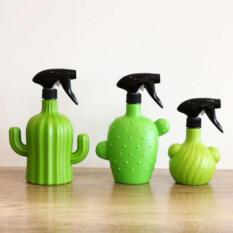 Large Capacity Garden Sprayer Cactus Shape Plastic Sprayer Single Hand Operation Spray Bottle for Backyard Patio Plants
