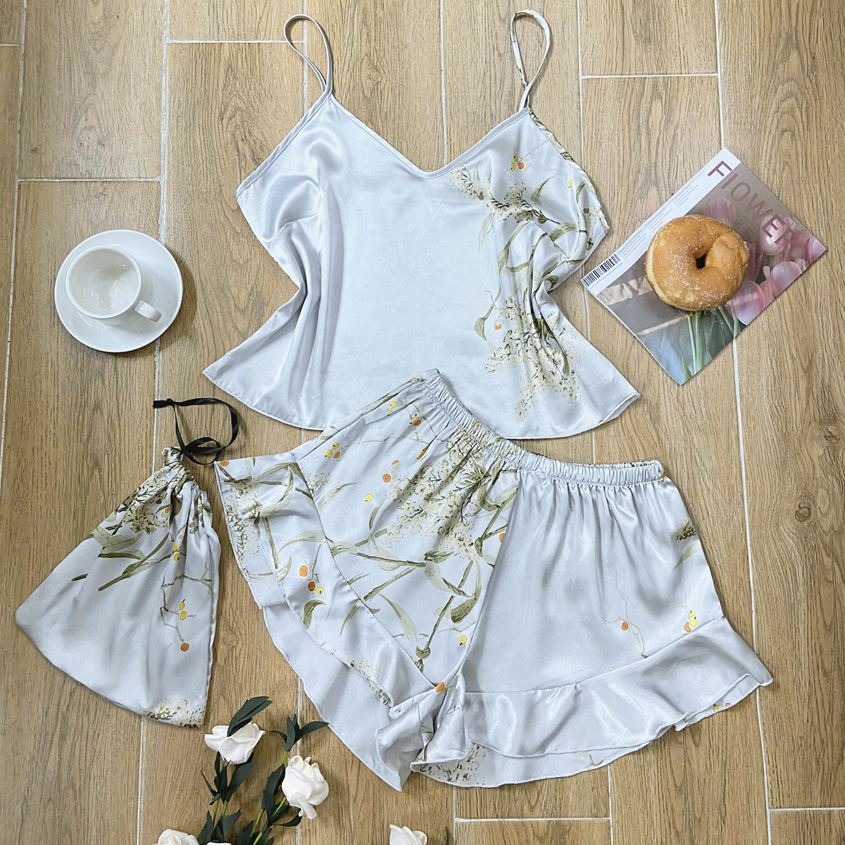 Conjunto de pijama feminino elegante com estampa floral e bainha com babados e shorts: L / CINZA