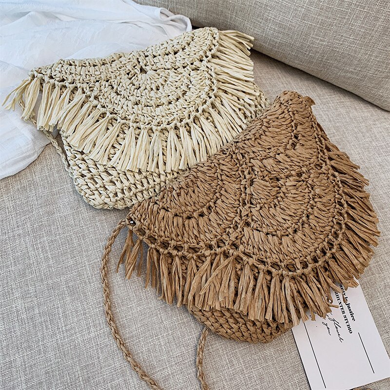 Bolsos de paja de estilo veraniego para mujer, bolsas femeninos de ratán hechas a mano, de tipo bandolera ajustable al hombro, bolso con borlas pequeñas ideal para ir a la playa,