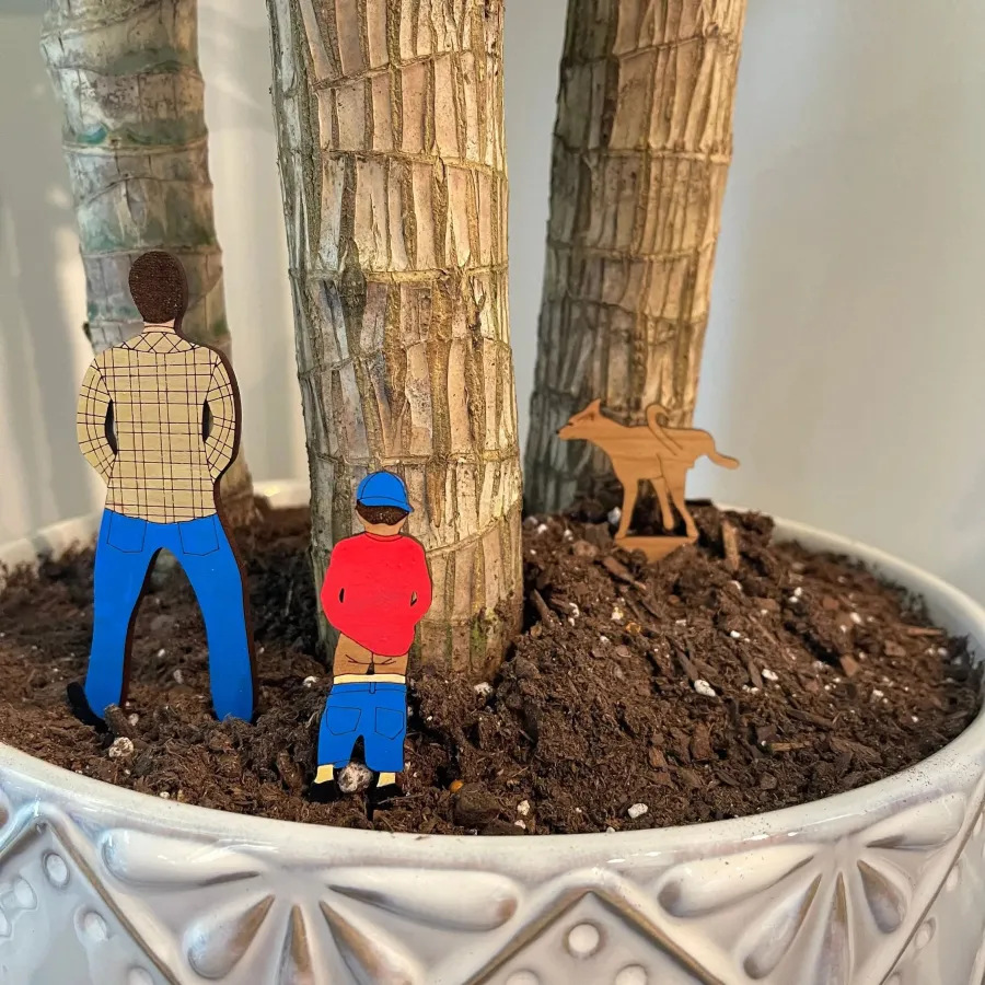 Leuke ingemaakte houten minikaart vader zoon hond tuin huis bloempot decoratie tuindecoratie