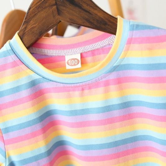 T-shirt da bambina 2022 Summer New Rainbow Stripe T-shirt per bambini Top coreano manica corta ragazza P6242