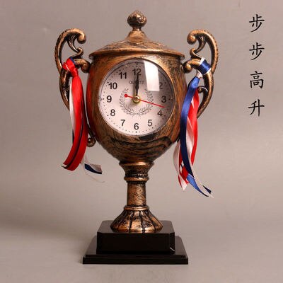 American Style Retro Carriage Model Table Clock Office Desktop Clock Living Room Clock Cafe Restaurant Decoration: Bronze Trophy