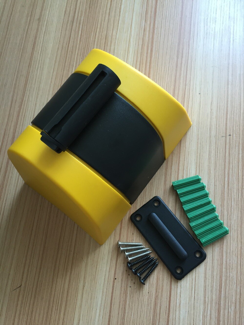 Max 10m belt length wall mounted retractable belt barrier with yellow / black striped caution belt for separated region