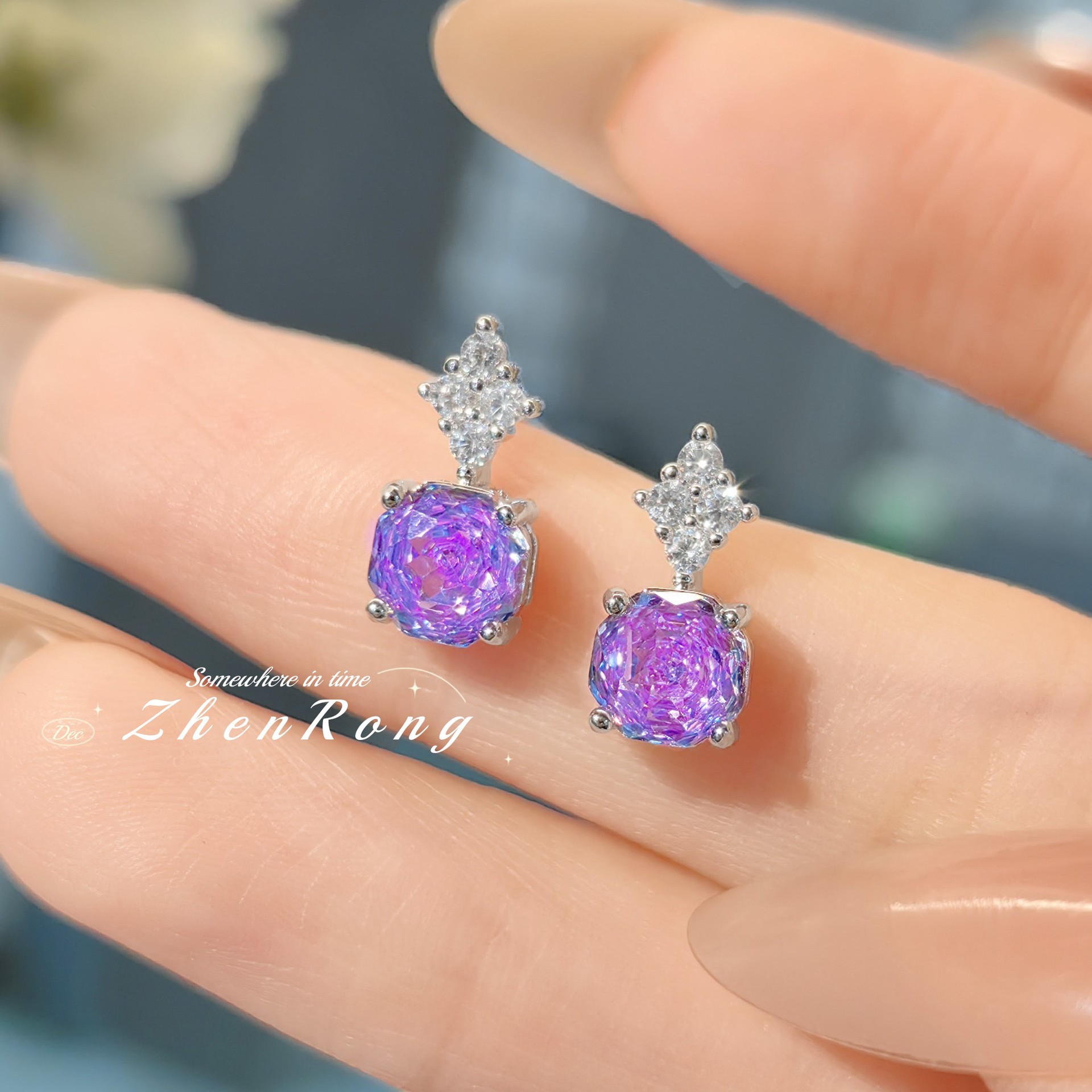 Prachtige rozenbloemvormige hangers met paarse zirkonia, oorbellen, zilverkleurige ringen en sieradensets voor vrouwen.: Goudkleurig