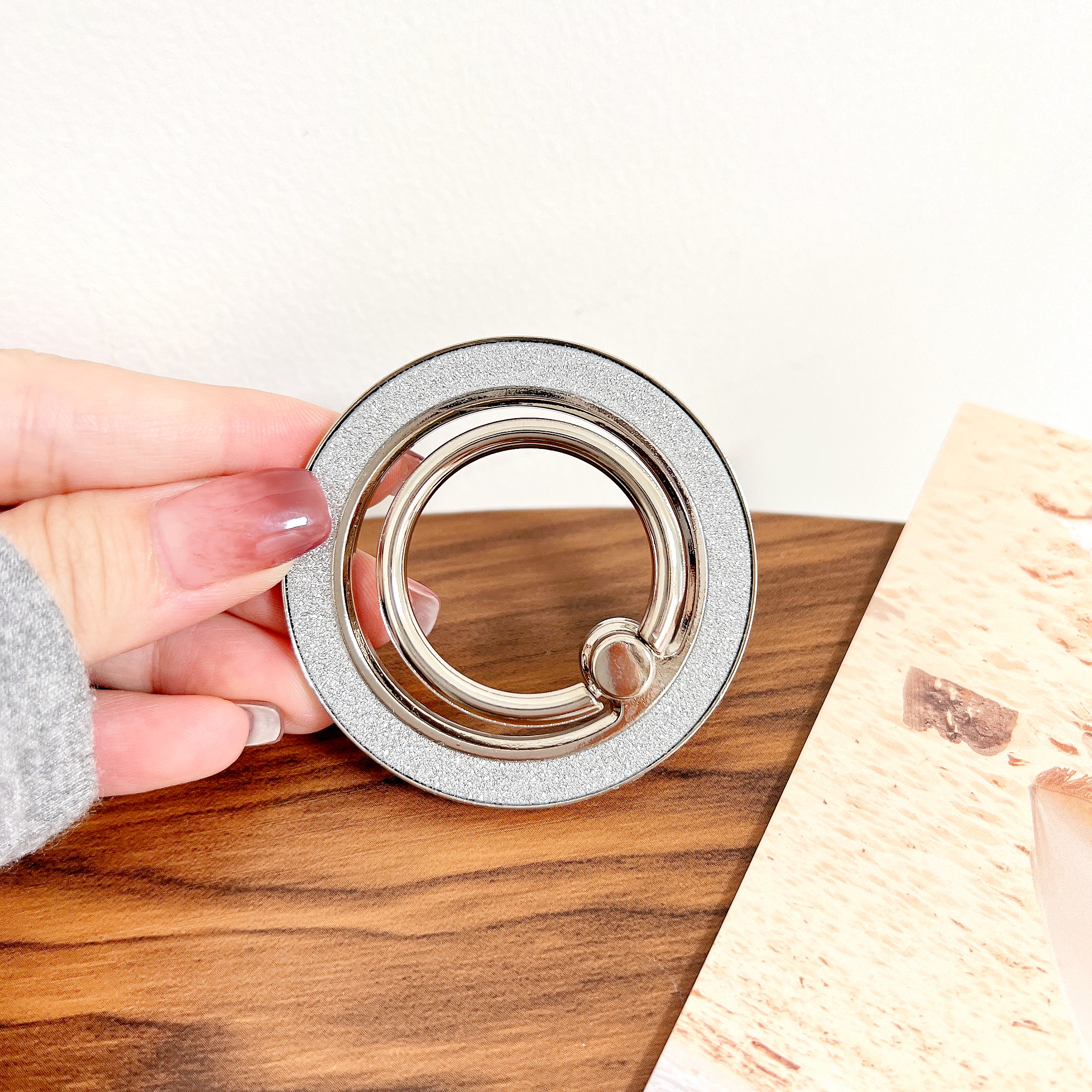 Magnesafe metalowy brokat w proszku silny magnetyczny uchwyt pierścieniowy ssący do uchwytu na telefon komórkowy z metalowym ładowaniem obrotowym 360 ° uniwersalny