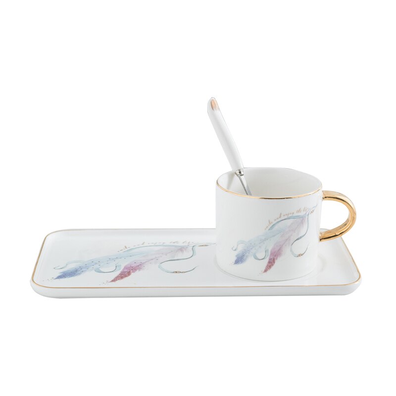 Kort snygg tecknad blåval kaffekopp vacker liten färsk tårta dessert tallrik svart tekopp