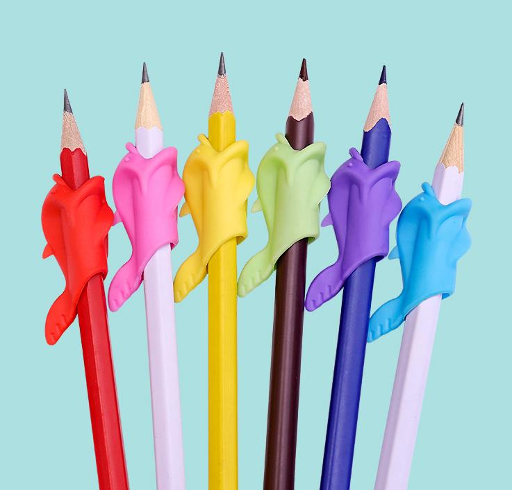 10 stks/set Leuke Candy Kleur Dolfijn Vis Rubber Kids Leren Houden Schrijven Houding Correctie Apparaat Potlood Topper Briefpapier