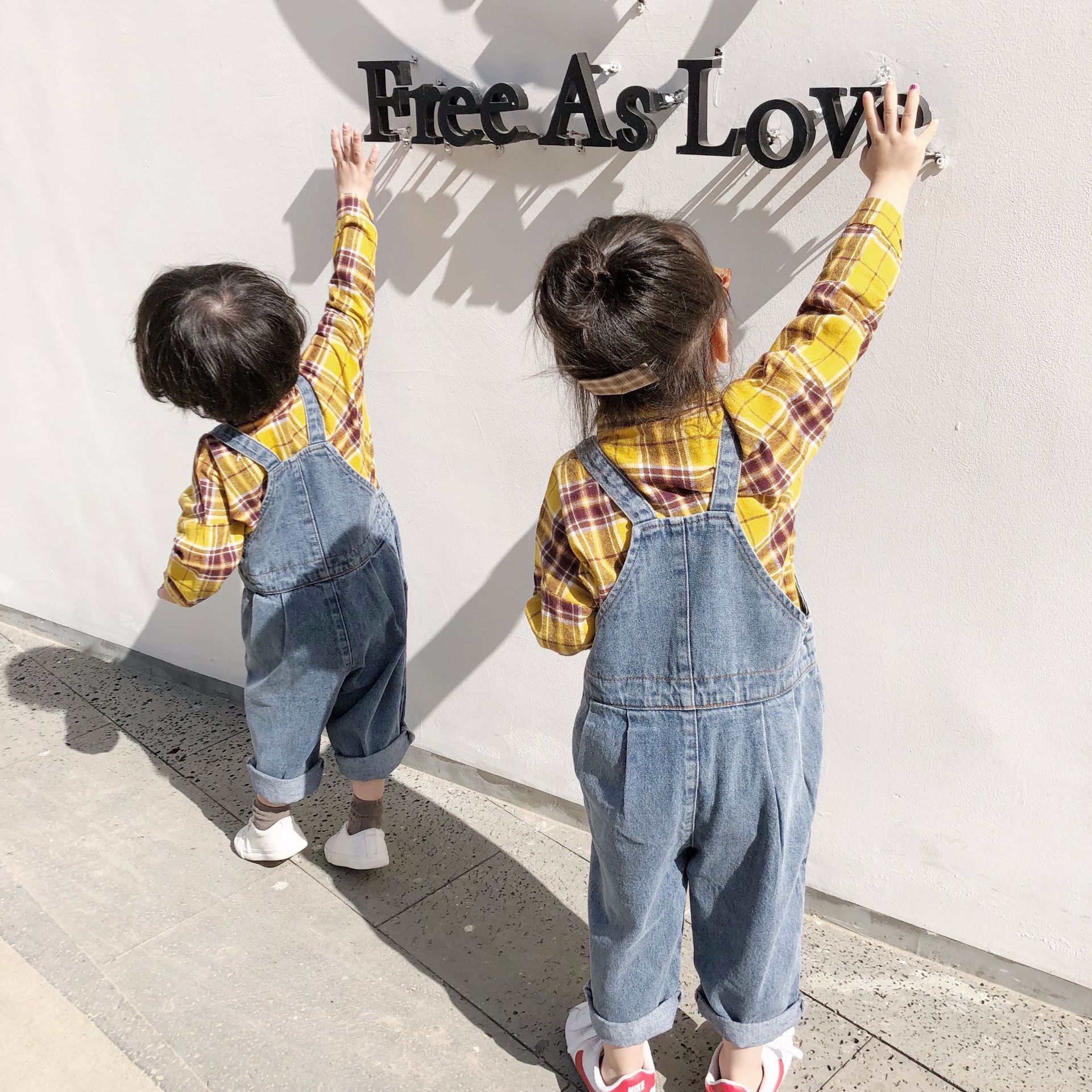 Di jeans per bambini Tute E Salopette 2020 primavera Nuovi bambino Ragazzi e Ragazze Della Bretella Dei jeans Capretti del cowboy Tute E Salopette Ragazze Cinghia Dei Pantaloni Dei jeans 2-7Y
