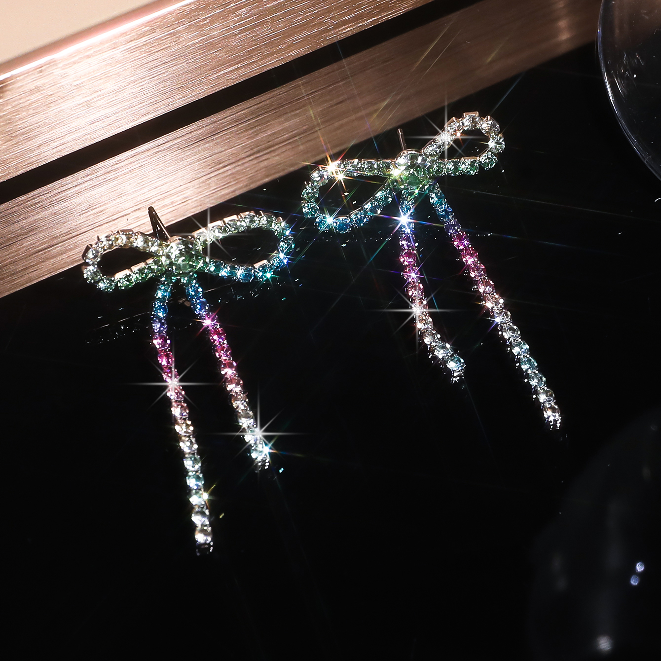 Kleurrijke strik oorbellen voor dames, oorbellen met strass steentjes, lange kwastjes, zwarte roestvrijstalen hangende oorbellen, schattige sprankelende sieraden: Blauw wit verzinkt