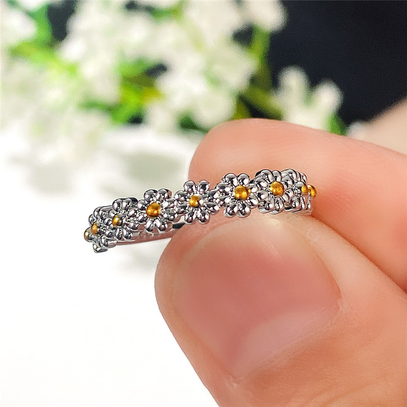 Huitan Esthetische Little Daisy Ringen Voor Vrouwen Eenvoudige Stijlvolle Bridal Wedding Party Vinger Ring Delicate Liefde Mode-sieraden