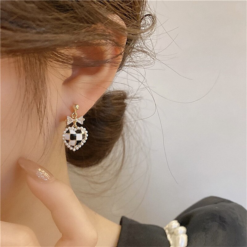 Chique oorbellen met geruite hartjes, asymmetrische oorbellen met ruitpatroon, oorbellen met berenhartjes en strass-steentjes, oorbellen ingelegd met parels