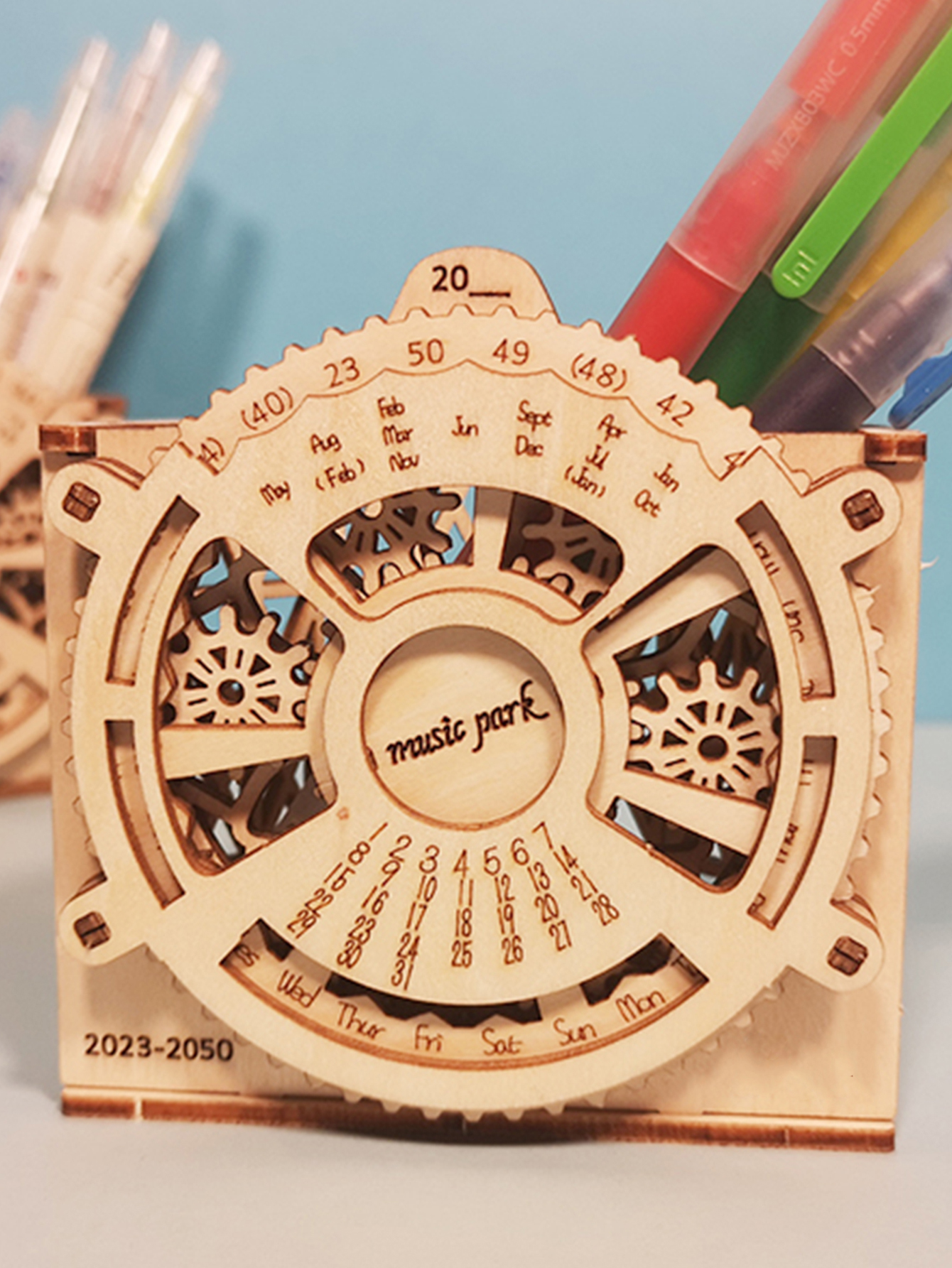 Puzzle in legno 3D Portapenne con calendario perpetuo Kit modello di costruzione meccanica a propulsione per adolescenti e adulti, dai 14 anni in su