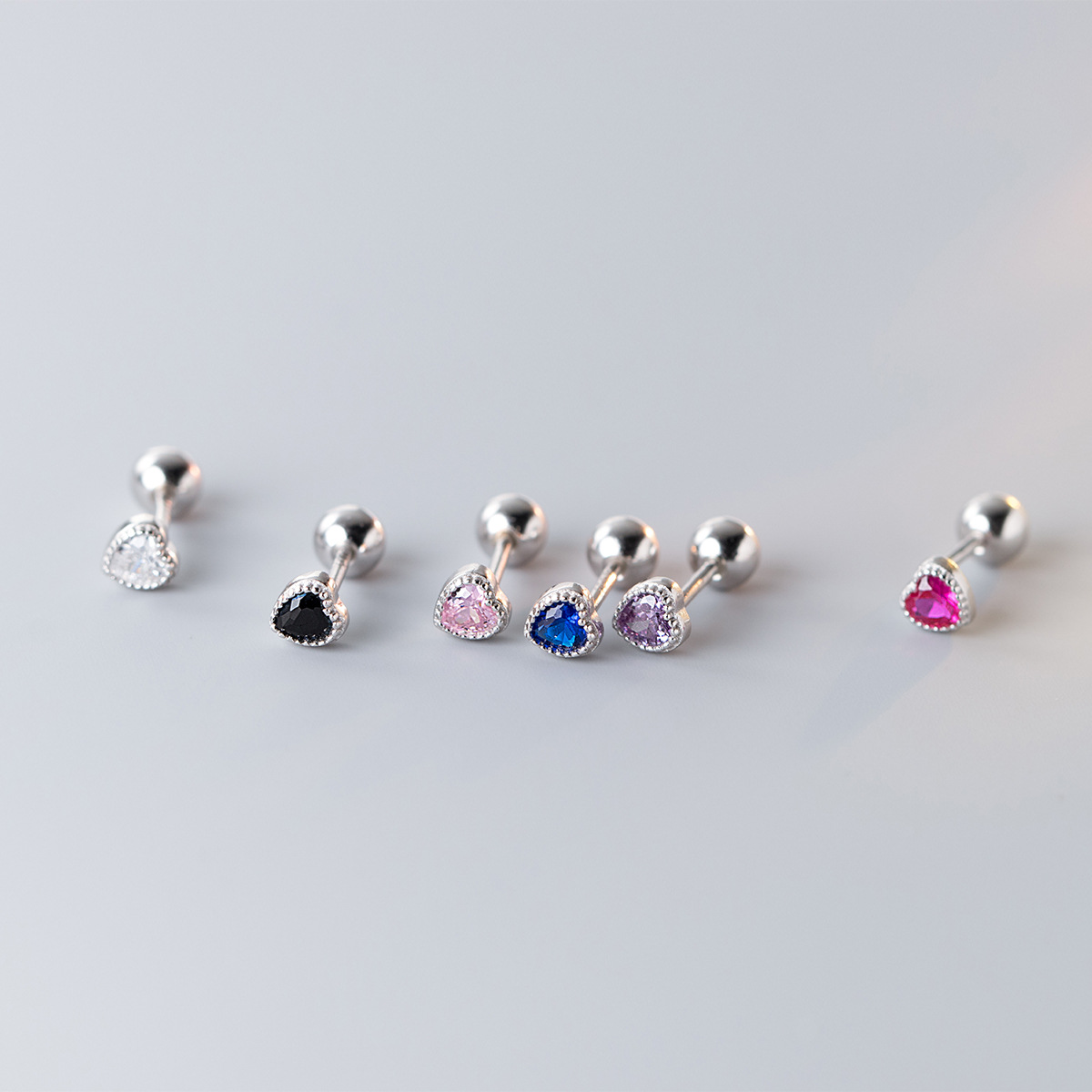 1 Pza lindo minimalista Mini pendiente con forma de corazón brillante cristal colorido CZ tornillo trasero pequeño cartílago Piercing pendiente joyería