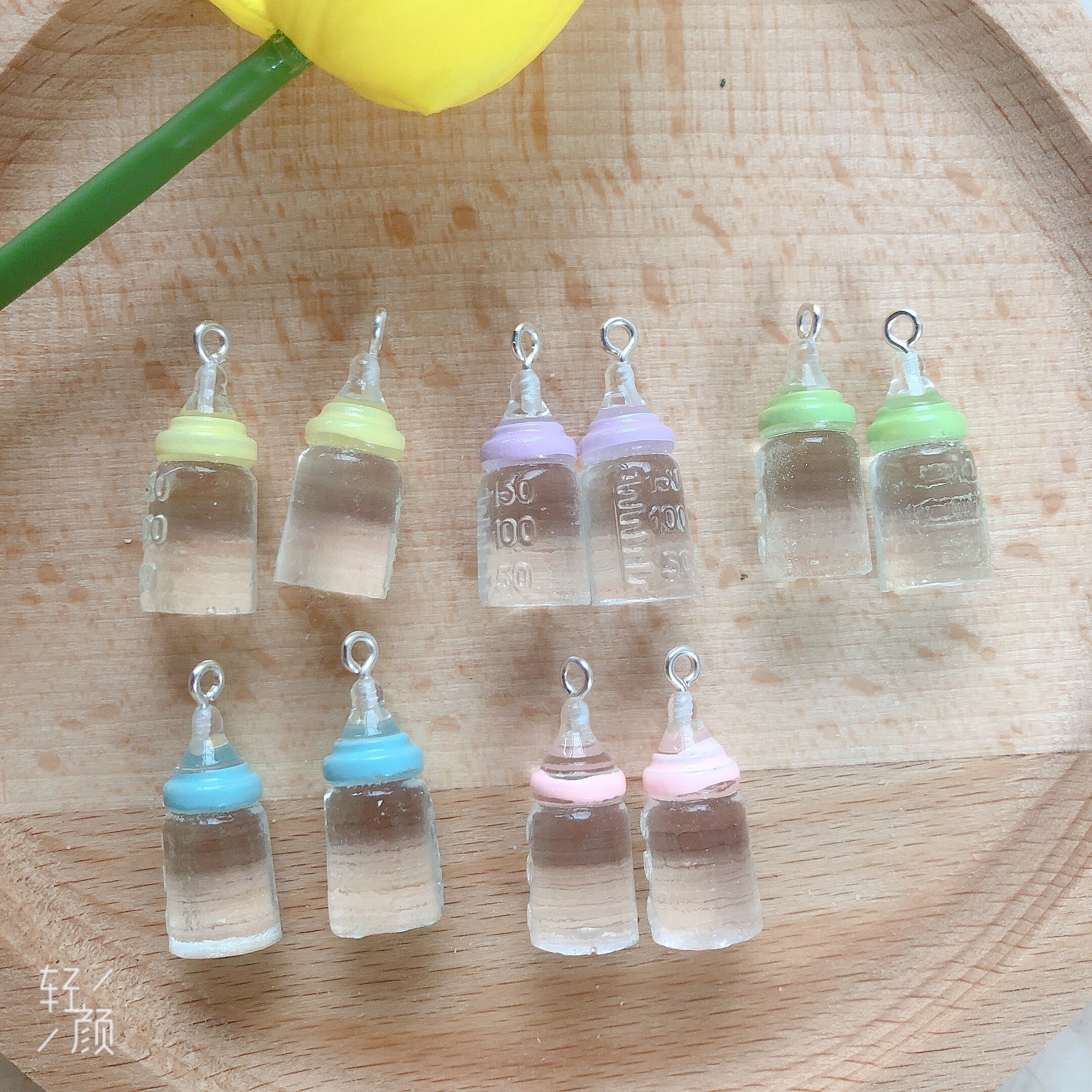 10 teile/paket Baby milch flasche Harz Baby Reize Handwerk Kunststoff Charme Ohrring Keychain DIY Schmuck Machen