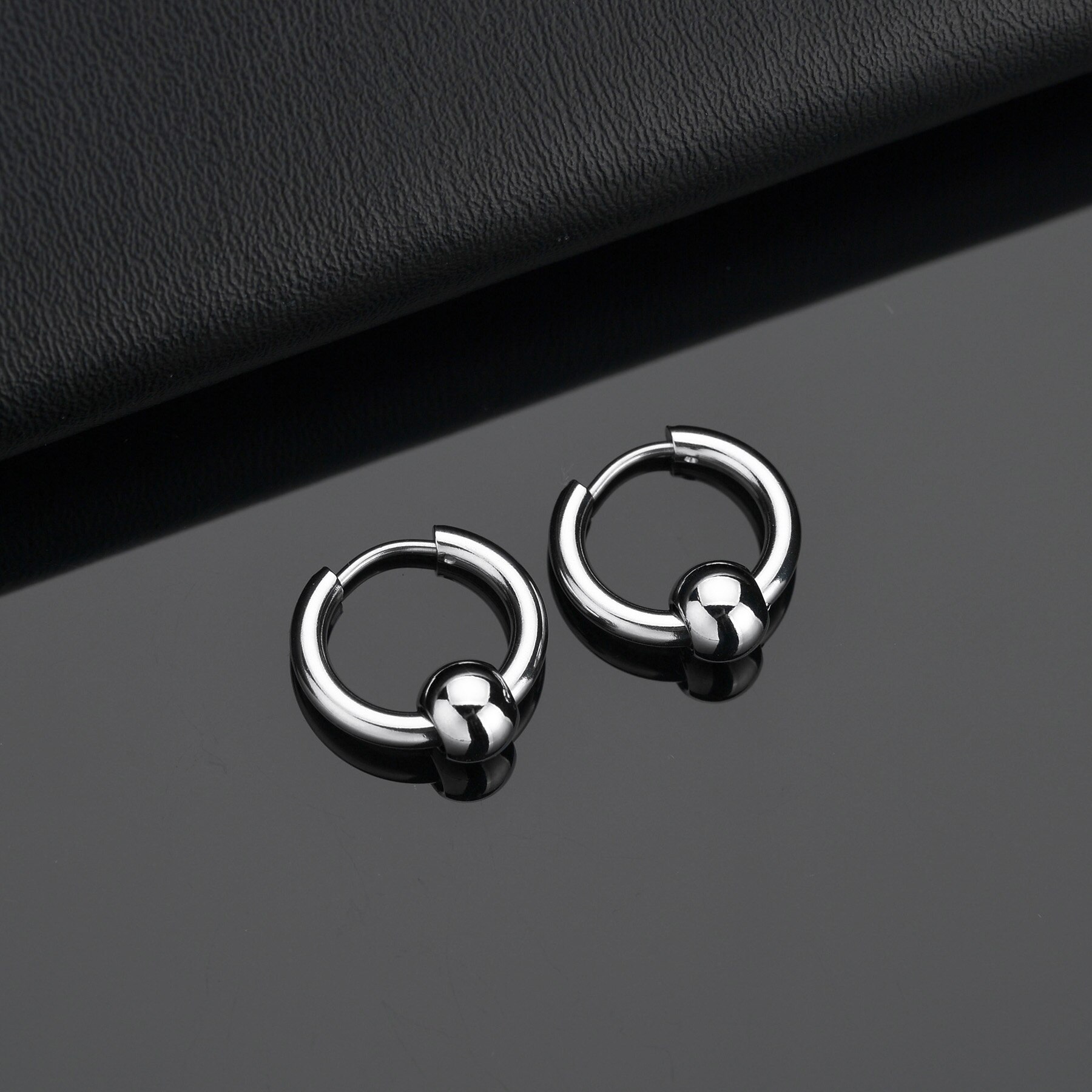Pendientes de aro de acero inoxidable para hombres y mujeres, círculo pequeño, Bola de Metal, hebilla de oreja antialérgica, joyería Rock Hip Hop, 1 par: Azul / PLATEADO