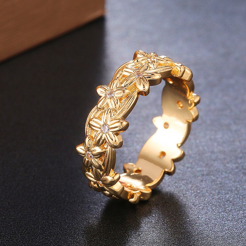 Luxury Female Metal Relief Flower Ring Charm Gold Color Wedding Ring Charm White Round Crystal Engagement Rings For Women