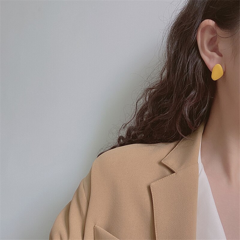 AOMU 2020 Nuovo S925 Semplice Geometrica Irregolare ciottoli Ovale Colorato Opaco Vernice spray in Metallo Semplice Orecchini Delle Viti Prigioniere per Le Donne