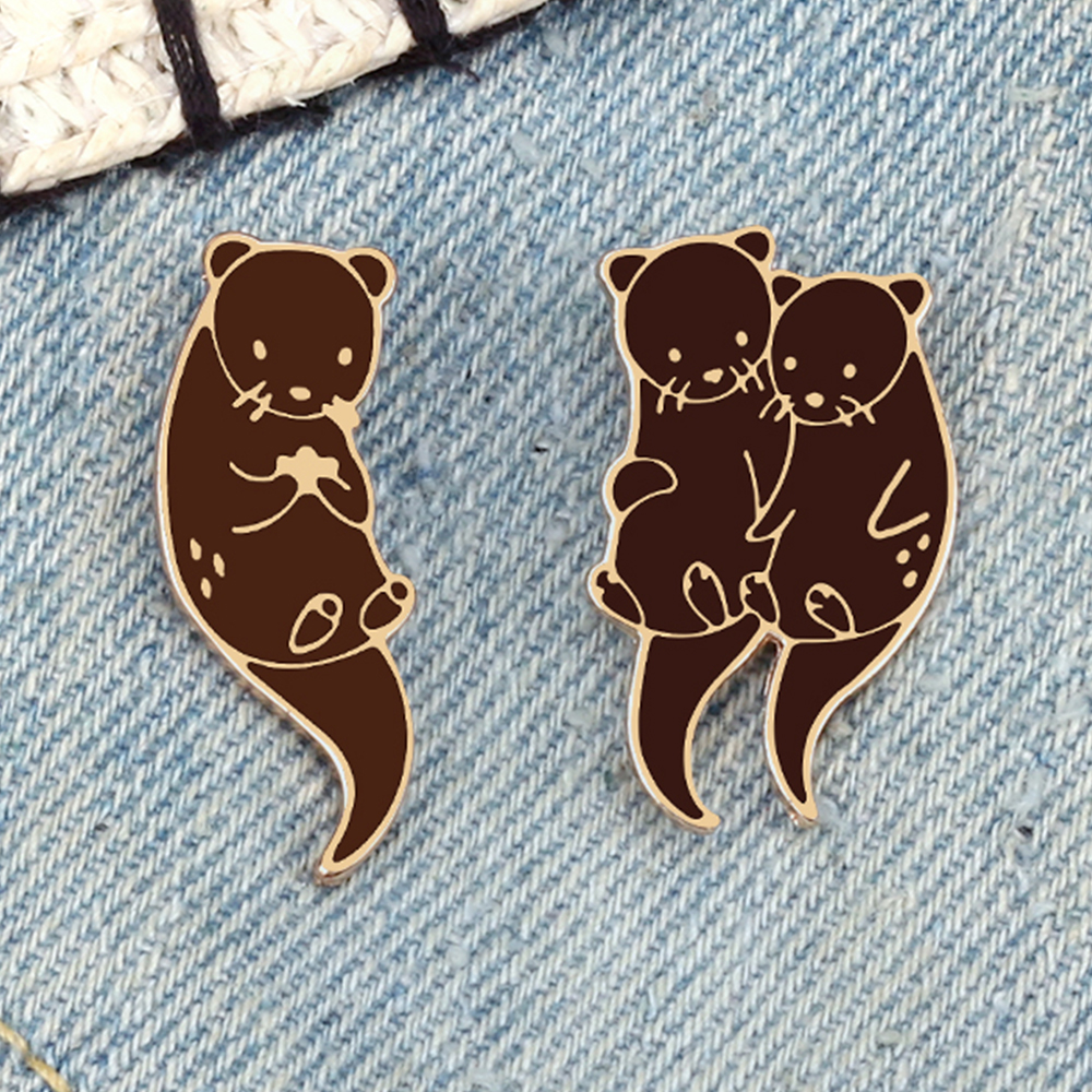 Mooie Zeeotter Knuffelen Ijsblok Broche Pin Cartoon Otters Hand Hand Badge Mode Email Reversspeldjes Sieraden Cadeau Voor Kinderen
