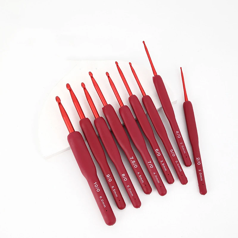 gancho de ganchillo rojo, herramienta tejida a mano DIY, óxido de aluminio, aguja de ganchillo de lana tejida a mano, ganchillo antideslizante de silicona de 2-6mm: L / Rojo