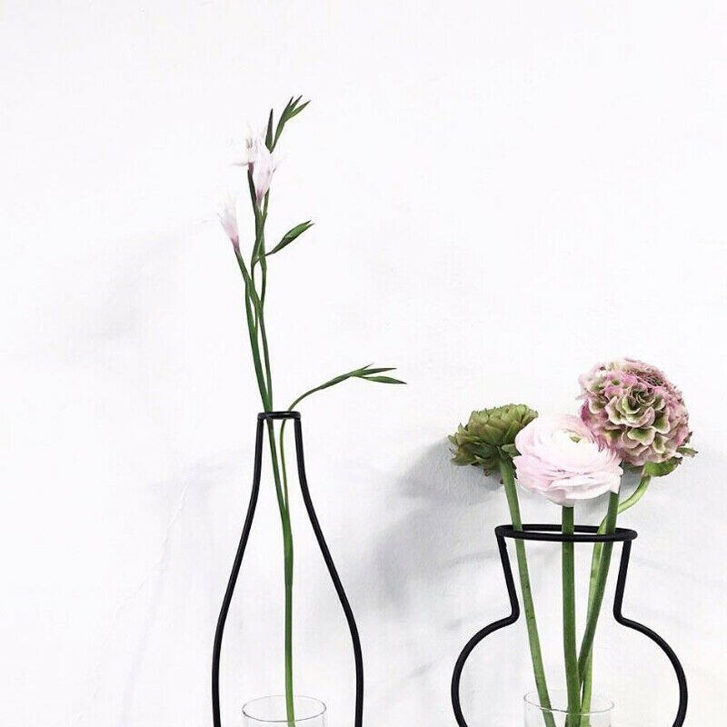 Svart blomstervase grytehengende jernstativ uten glasspynt kontorinnredning