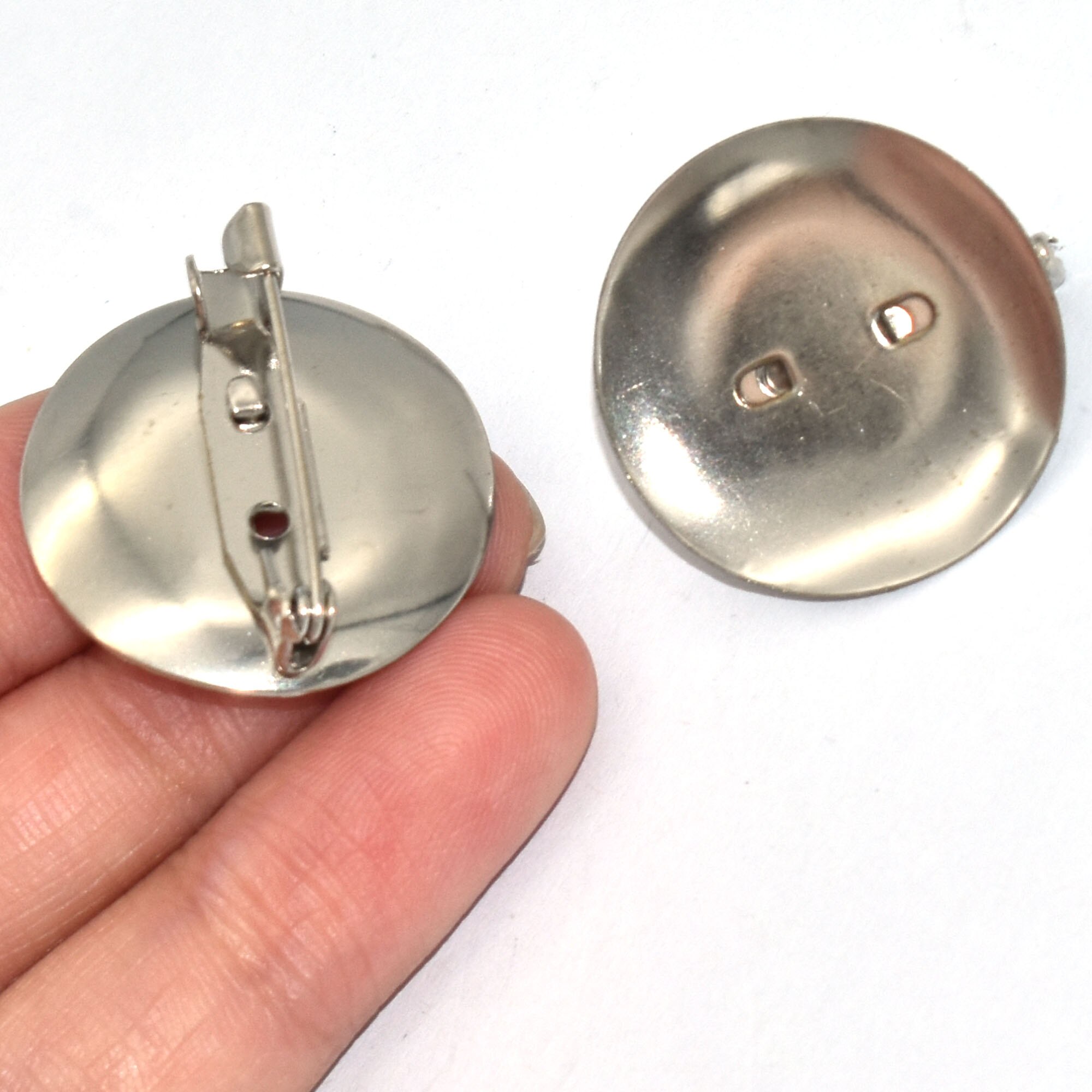 Silver Round Safety Pins Brooch Badge Pin Decorative Charms Stitches Holder for Kilt Knitted Fasteners Used in Clothes Skirts 1"