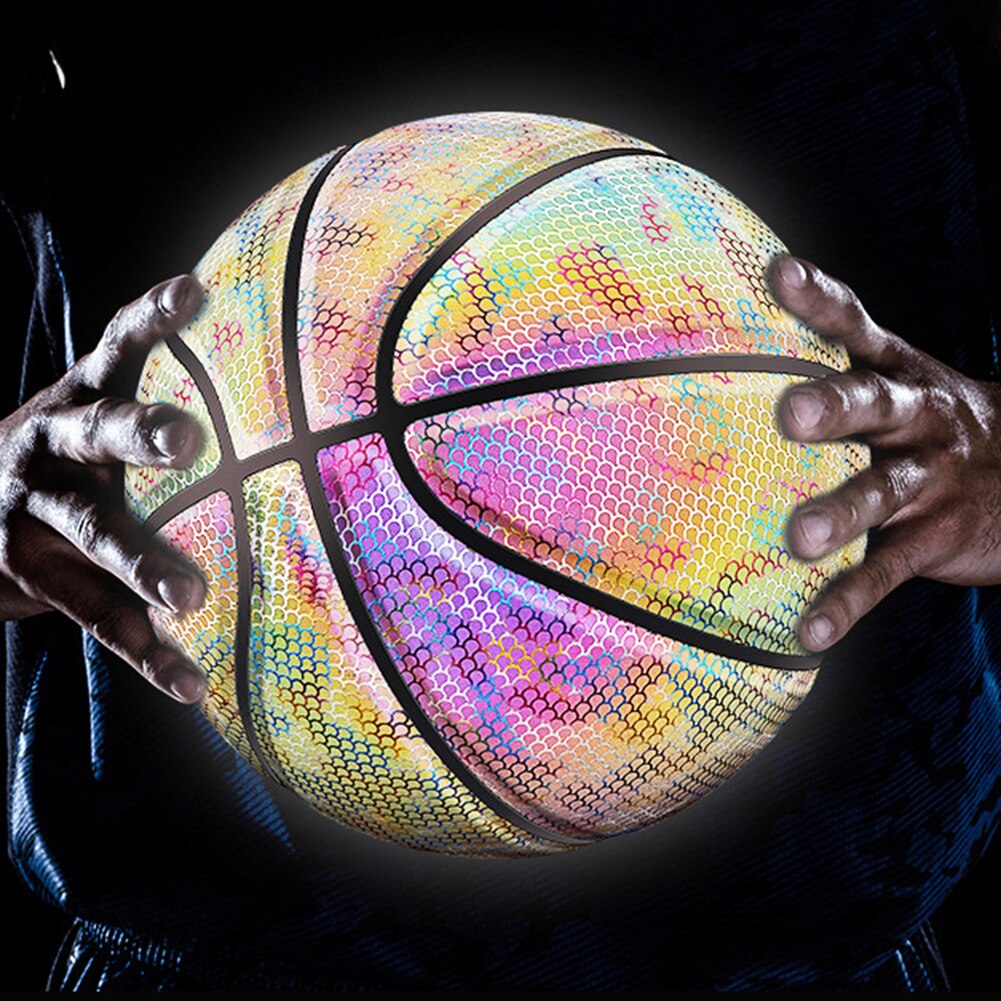 Palla da basket luminosa sfera Flash illuminata riflettente olografica PU gioco di sport notturni di pallacanestro incandescente resistente all&#39;usura